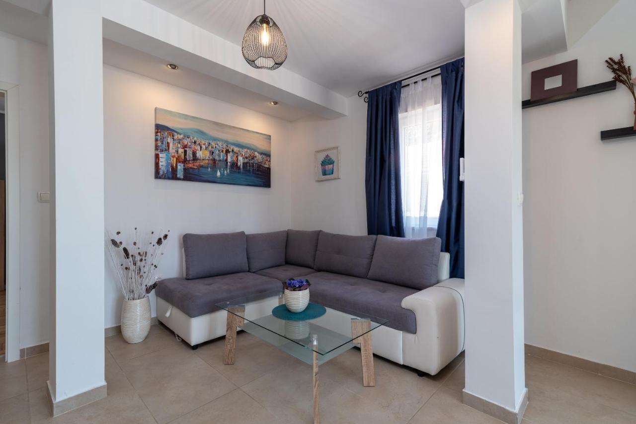 Apartments Dobrila Kaštel Novi Εξωτερικό φωτογραφία