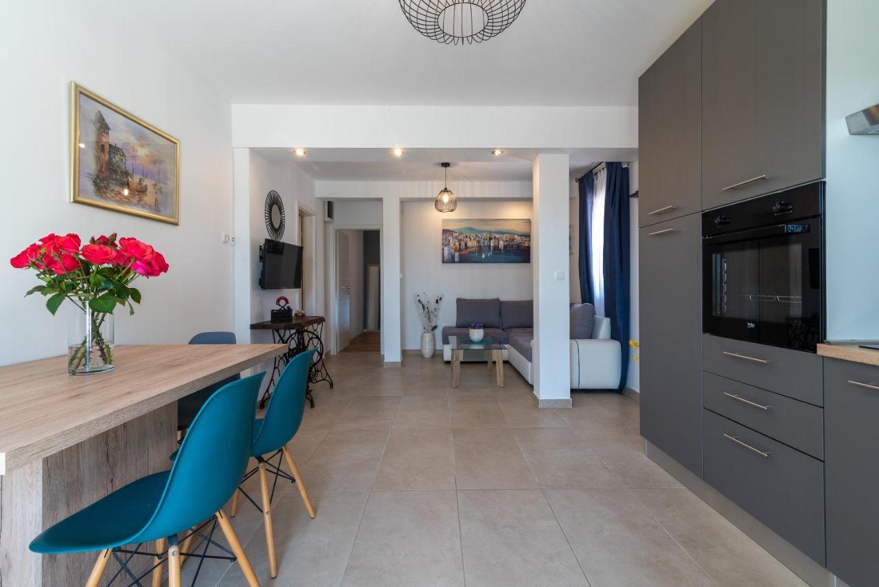 Apartments Dobrila Kaštel Novi Εξωτερικό φωτογραφία
