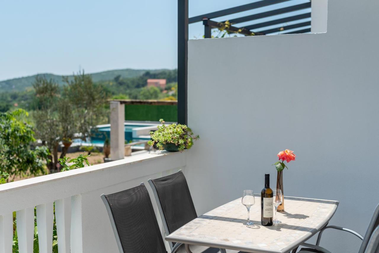Apartments Dobrila Kaštel Novi Εξωτερικό φωτογραφία